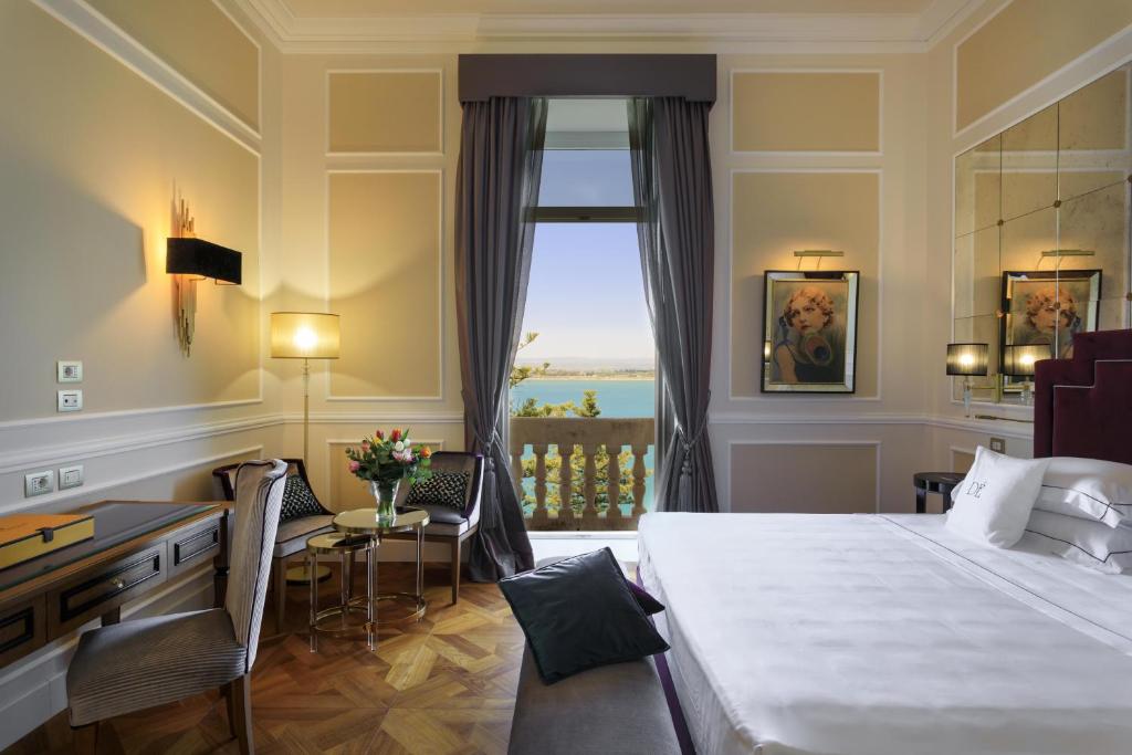 Postel nebo postele na pokoji v ubytování Grand Hotel Des Etrangers