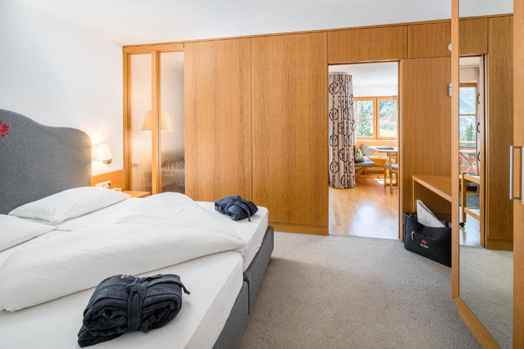 Postel nebo postele na pokoji v ubytování Adler Damüls Gasthof Hotel