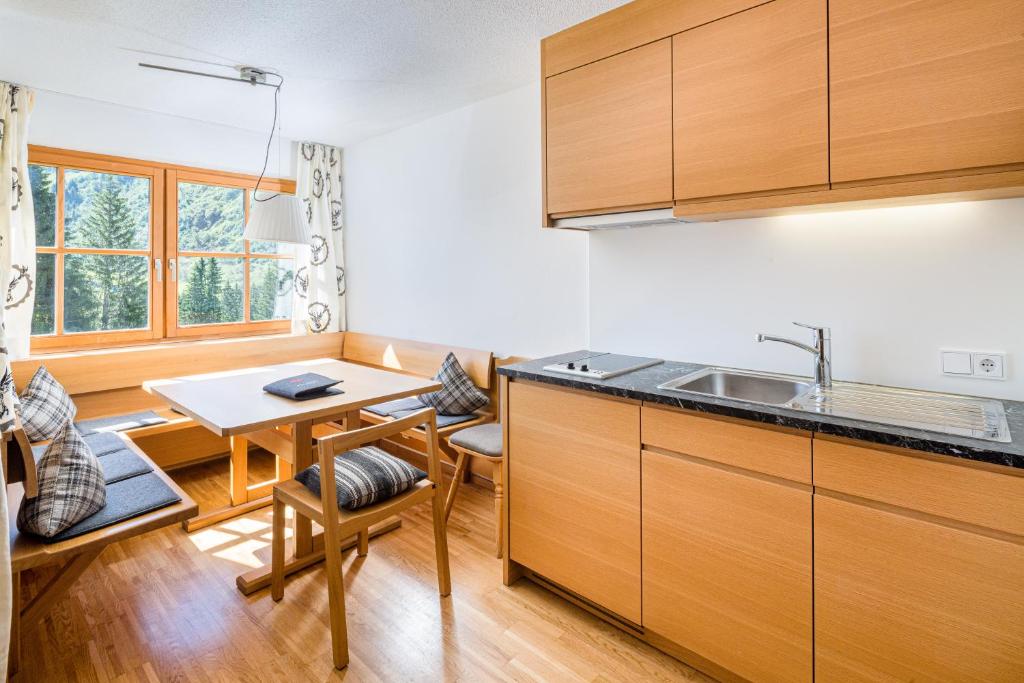 Kuchyň nebo kuchyňský kout v ubytování Adler Damüls Gasthof Hotel