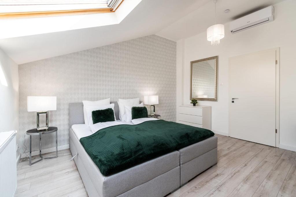 ein weißes Schlafzimmer mit einem großen Bett und zwei Lampen in der Unterkunft Quiet very central & stylish apt in Budapest