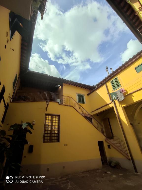 vista para as escadas de um edifício em CAREGGI GARDEN APARTMENT em Florença