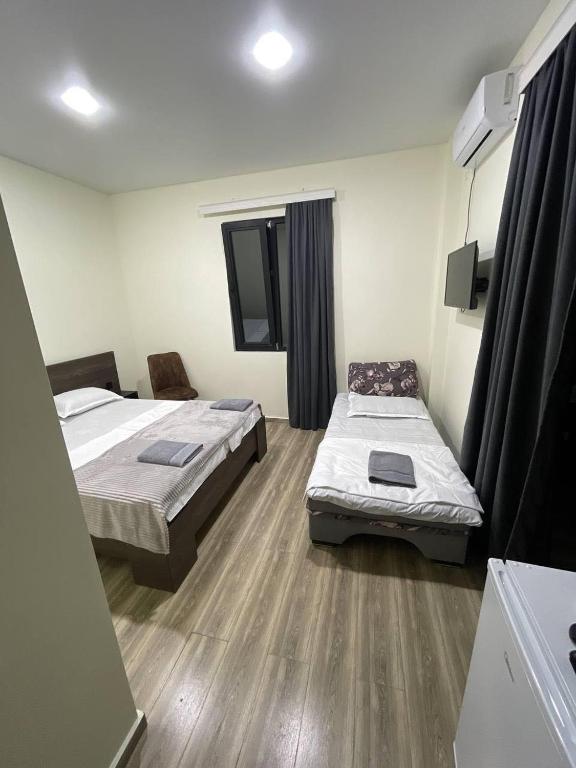 Rúm í herbergi á Hotel Estonia Two
