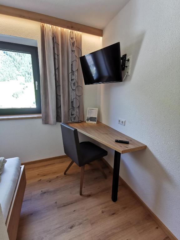 Televízia a/alebo spoločenská miestnosť v ubytovaní Apart Grafspitz