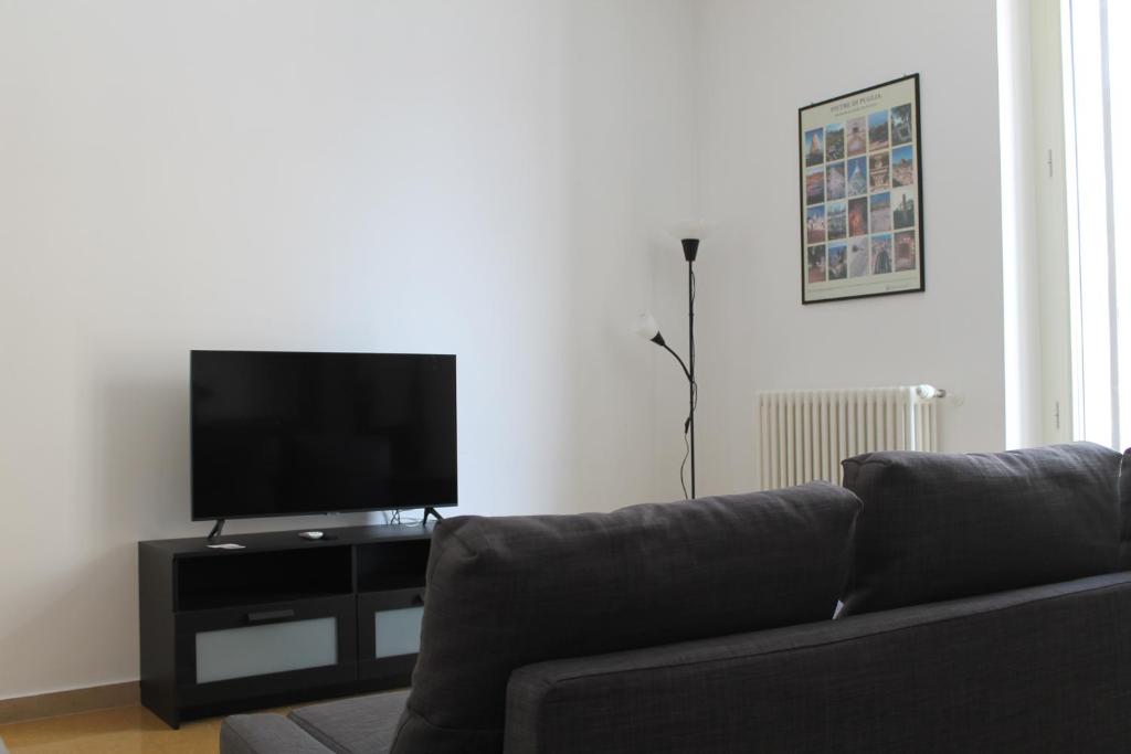 A television and/or entertainment centre at M&M Apartment