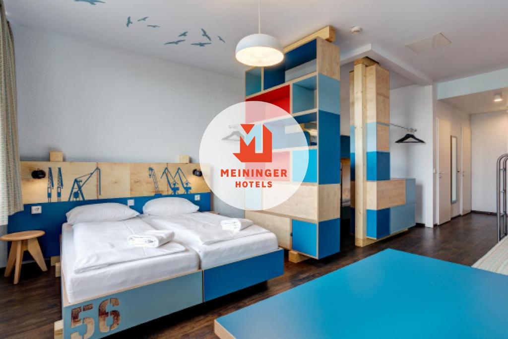 una habitación con una cama y un cartel que diga los intereses de los miembros en MEININGER Hotel Hamburg City Center, en Hamburgo