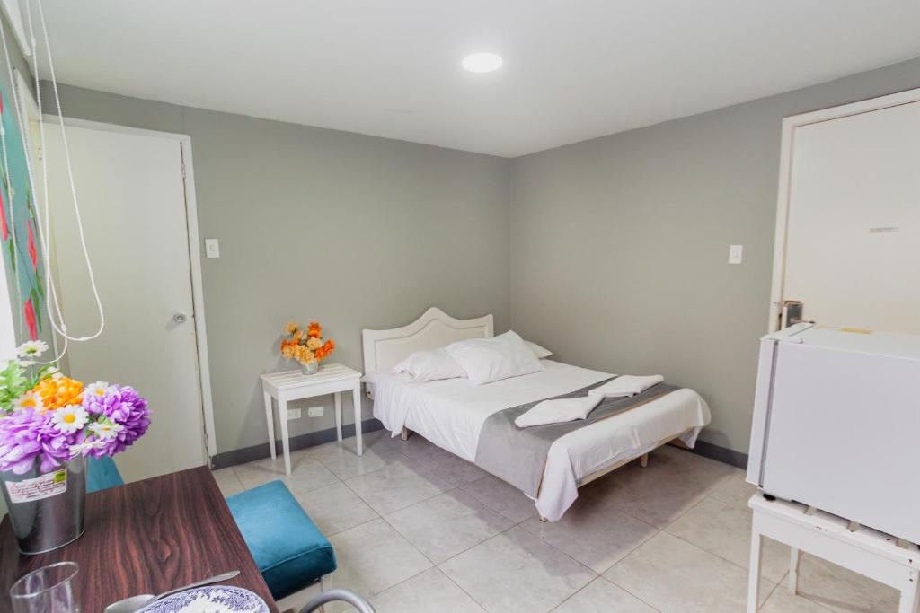 Postel nebo postele na pokoji v ubytování ApartaSuites & Hotel Bogota Teusaquillo