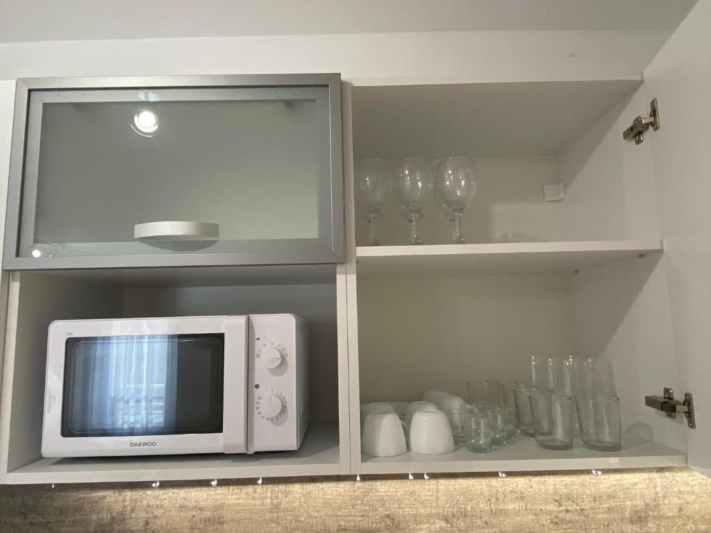 A kitchen or kitchenette at Amel -new luxury apartment close to the beach