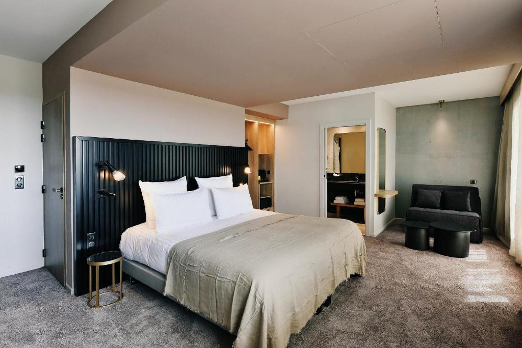 Postel nebo postele na pokoji v ubytování Golden Tulip Reims Bezannes