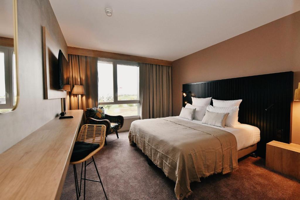 Postel nebo postele na pokoji v ubytování Golden Tulip Reims Bezannes