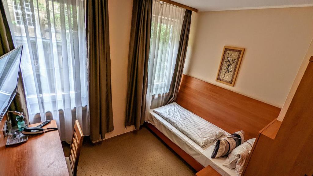 TV a/nebo společenská místnost v ubytování Hotel am Rathaus