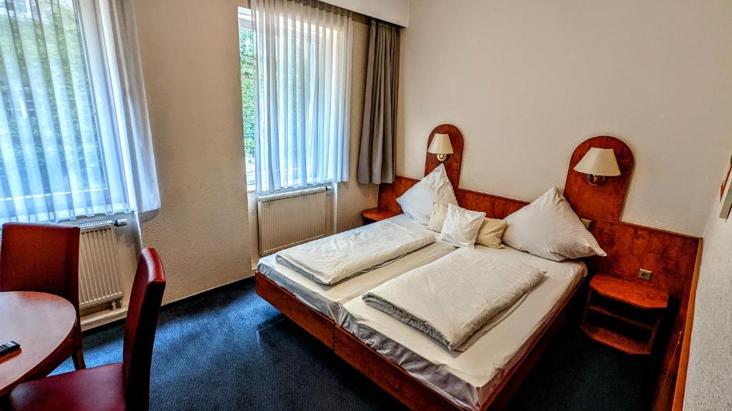 Postel nebo postele na pokoji v ubytování Hotel am Rathaus