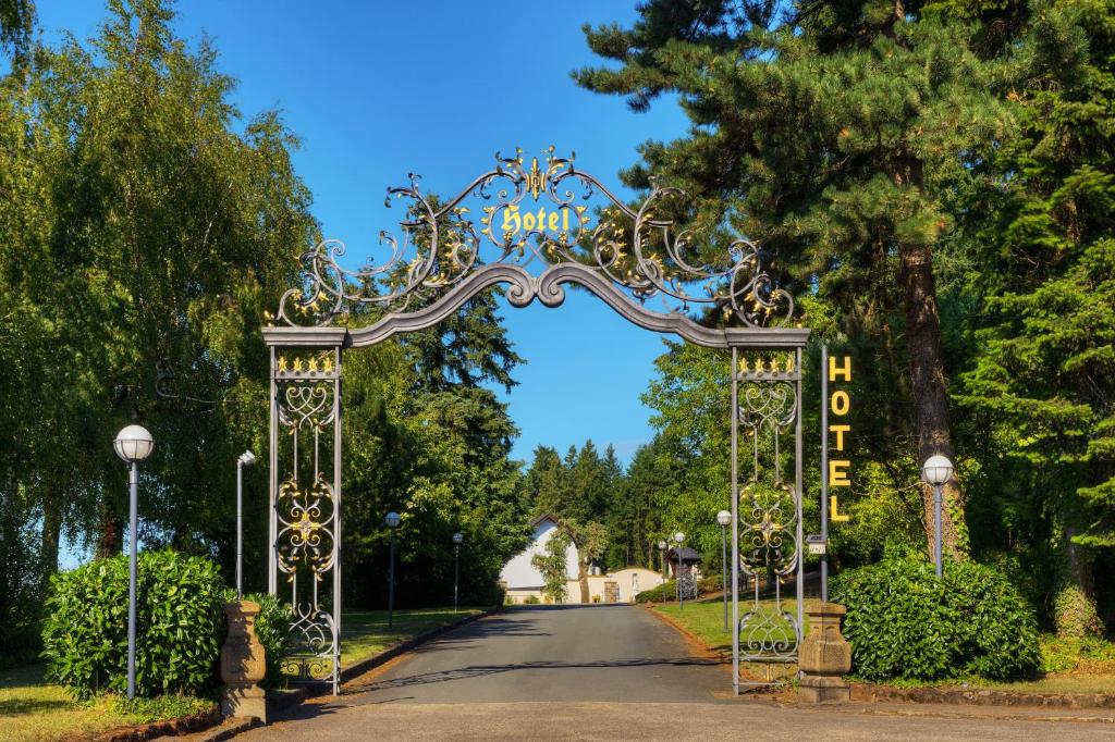 uma entrada para uma entrada com um portão em Vintage Hotel Petrisberg em Trier