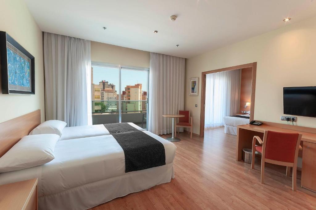 Postel nebo postele na pokoji v ubytování VS Gandía Palace Hotel ****
