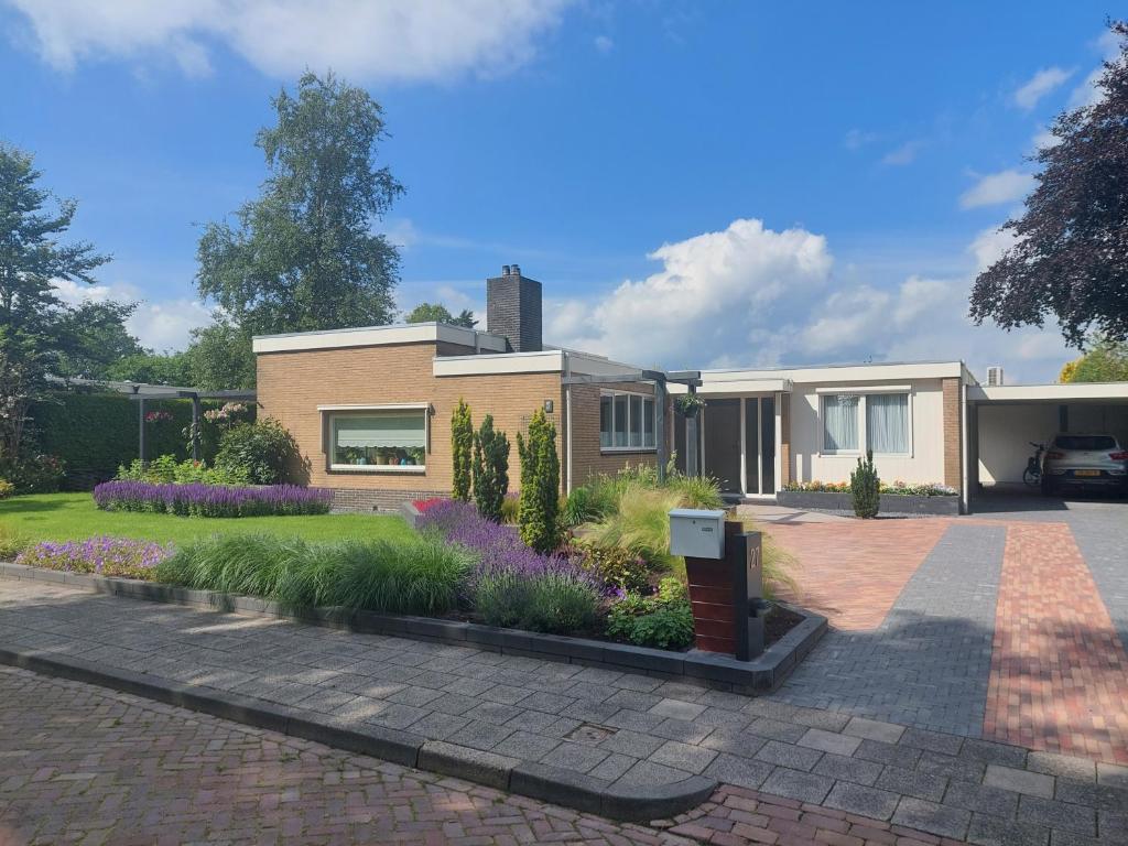 una casa con un jardín delante de ella en Achter de Beukenboom, en Roden