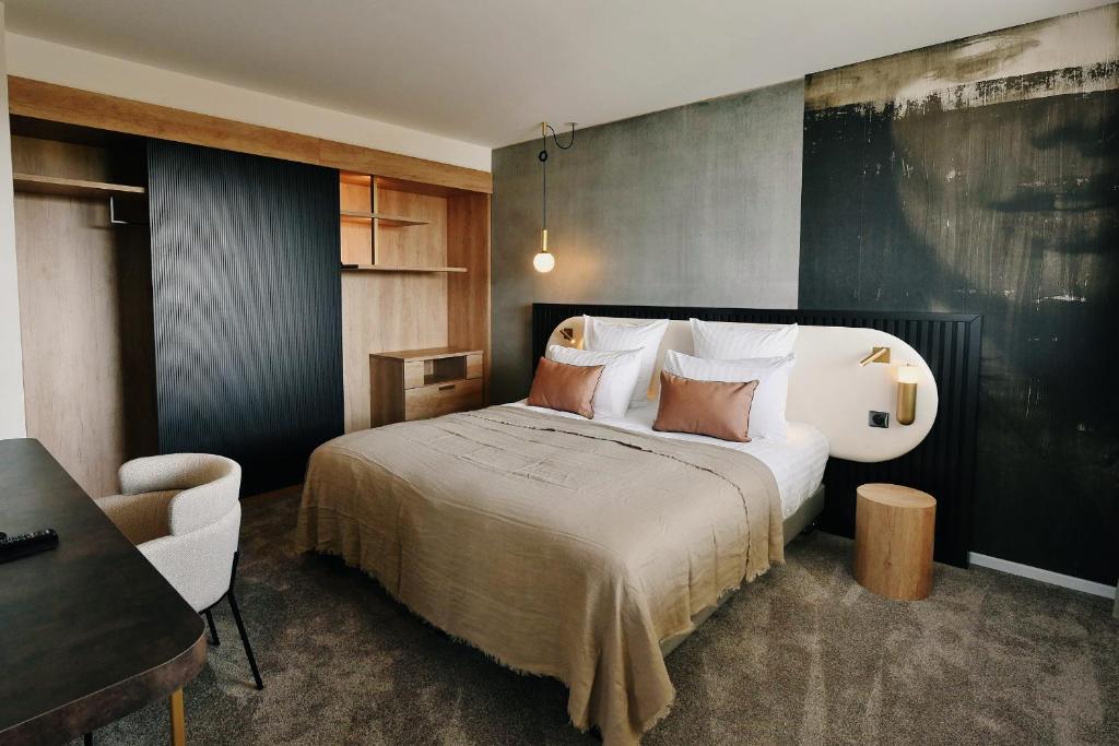 Postel nebo postele na pokoji v ubytování Golden Tulip Reims Bezannes