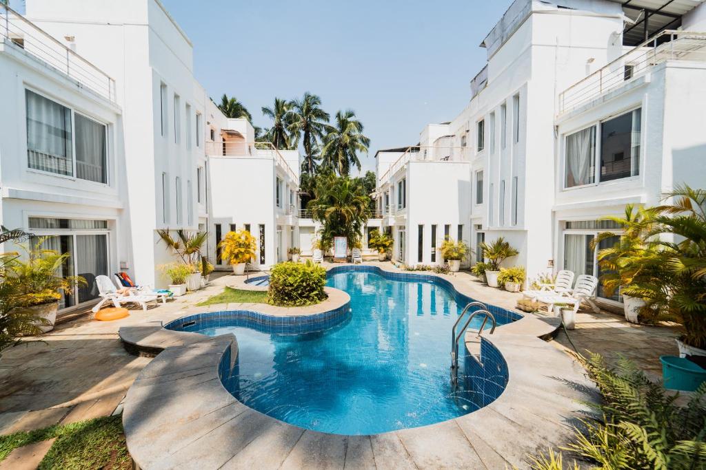 una imagen de una piscina en un hotel en VILLA M - JIA 4 CANDOLIM GOA 3BHK, Pool Facing, Near Beach, Free Breakfast, Free WIFI and Prime location, en Aguada
