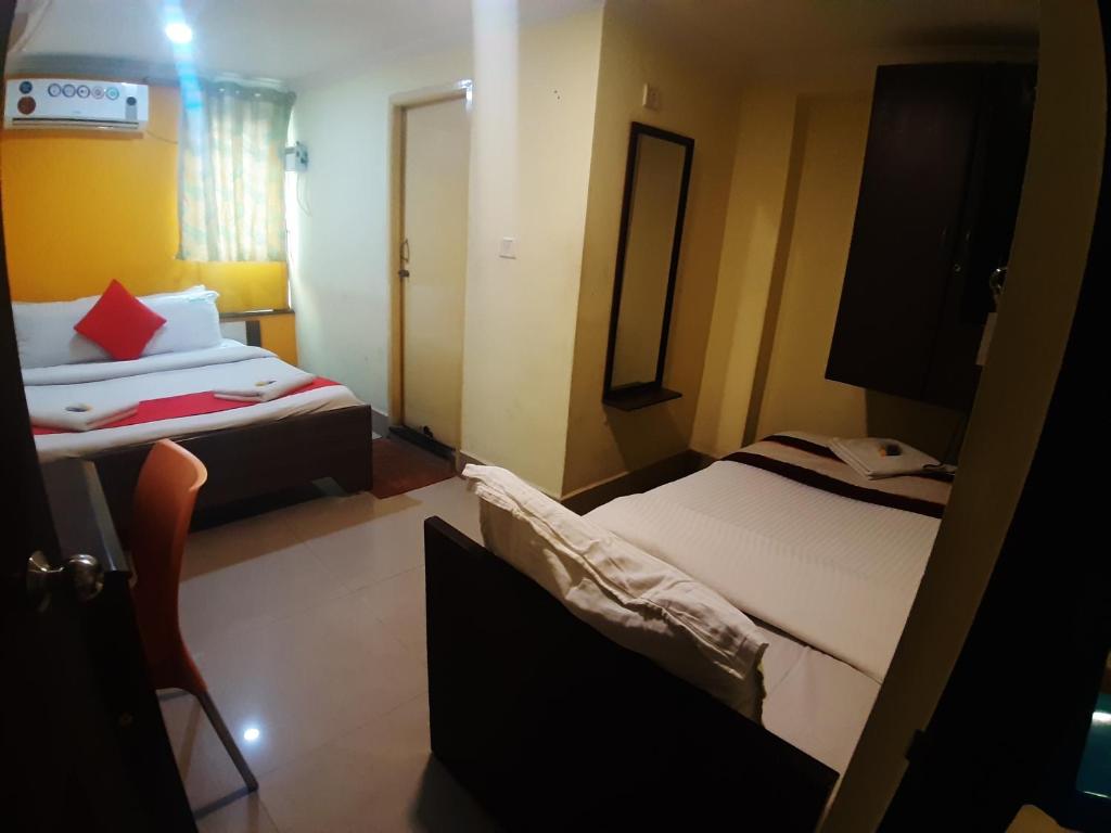 Postel nebo postele na pokoji v ubytování Hotel Akash inn