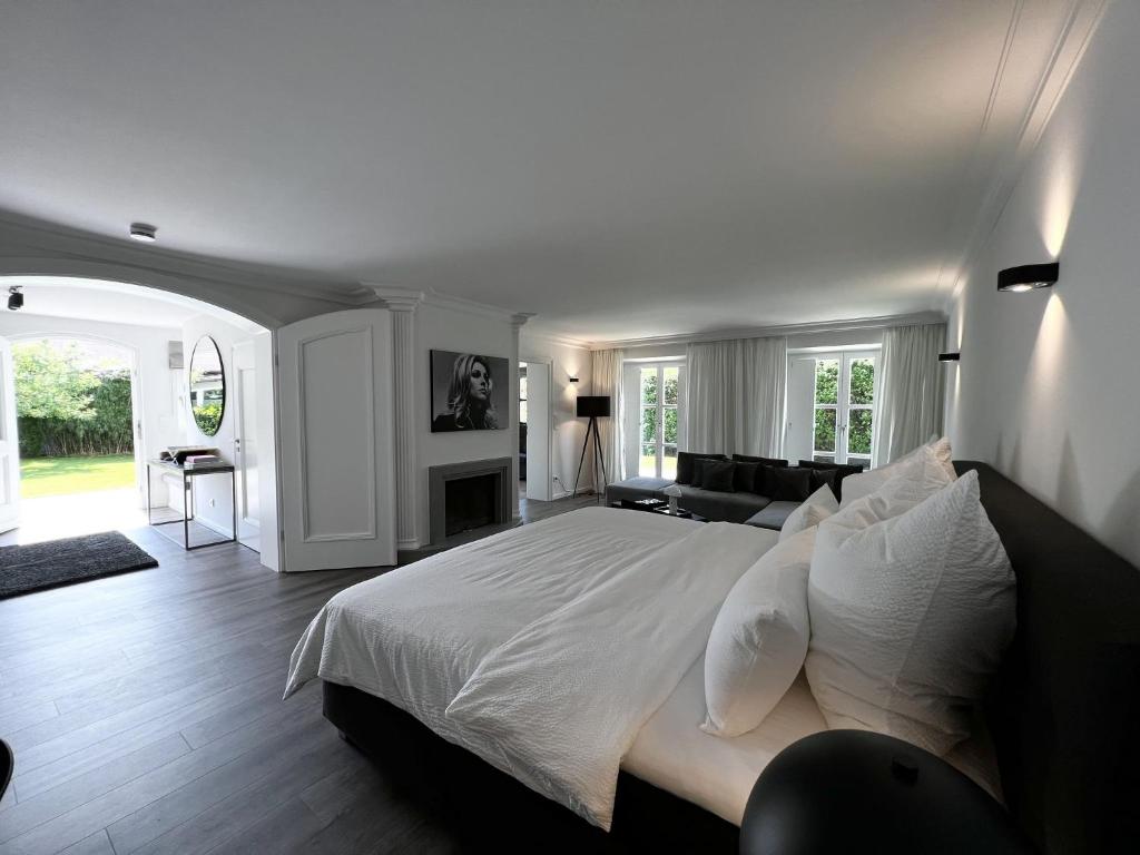 um quarto com uma cama grande e uma sala de estar em Lake Style Studios em Rottau