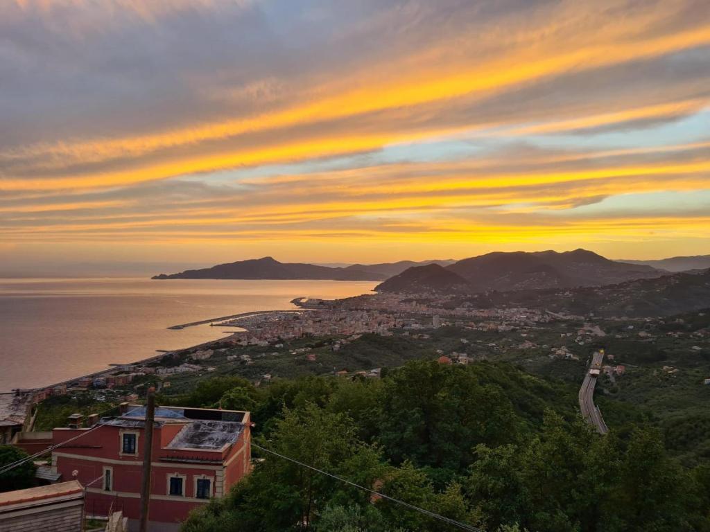 uitzicht op de stad en de oceaan bij zonsondergang bij Terrazza Eugenia in Lavagna