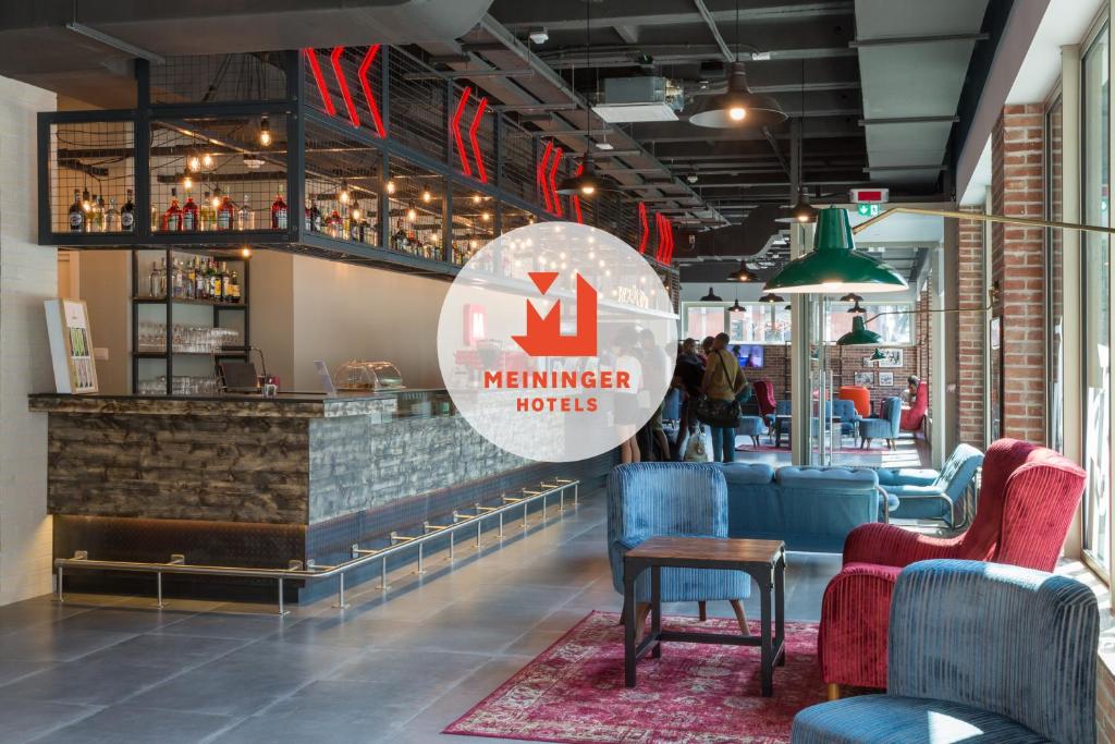 un restaurante con un cartel que lee noches de miembros en MEININGER Milano Lambrate, en Milán