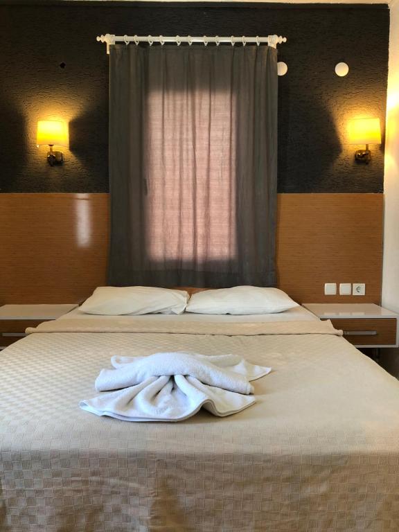 Tempat tidur dalam kamar di Kılavuz otel