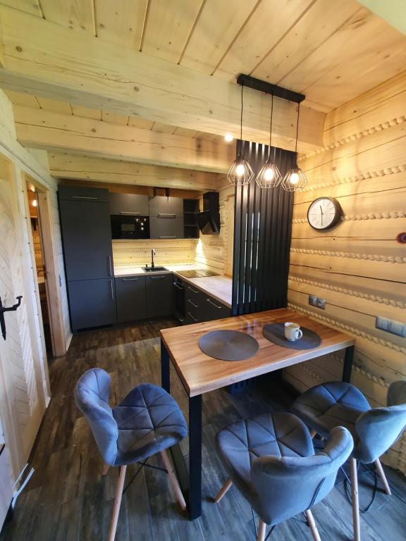Kuchyň nebo kuchyňský kout v ubytování Dom pod Baranią - Wisła - sauna, jacuzzi, tężnia & widok na góry