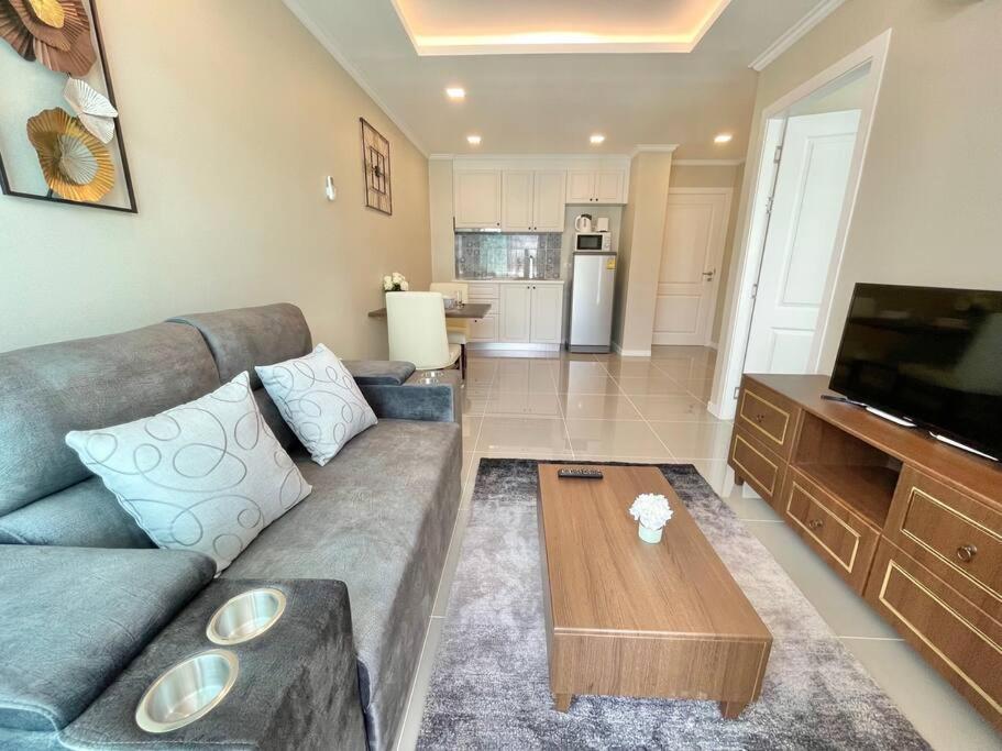 un soggiorno con divano e tavolino da caffè di ELEGANT 1 Bedroom in Orient Resort & Spa a Jomtien Beach