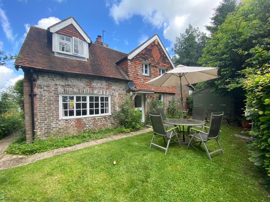 a table and chairs in the yard of a house at Vane Cottage - Lewes in Lewes