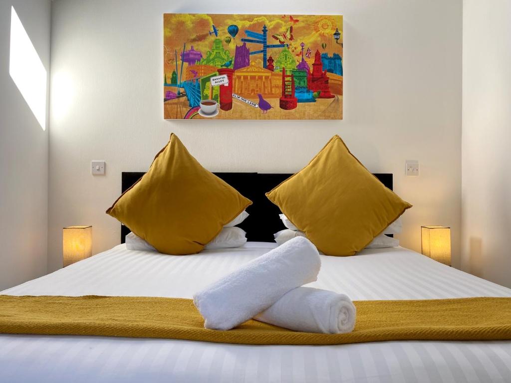 Postel nebo postele na pokoji v ubytování Crows Hotel
