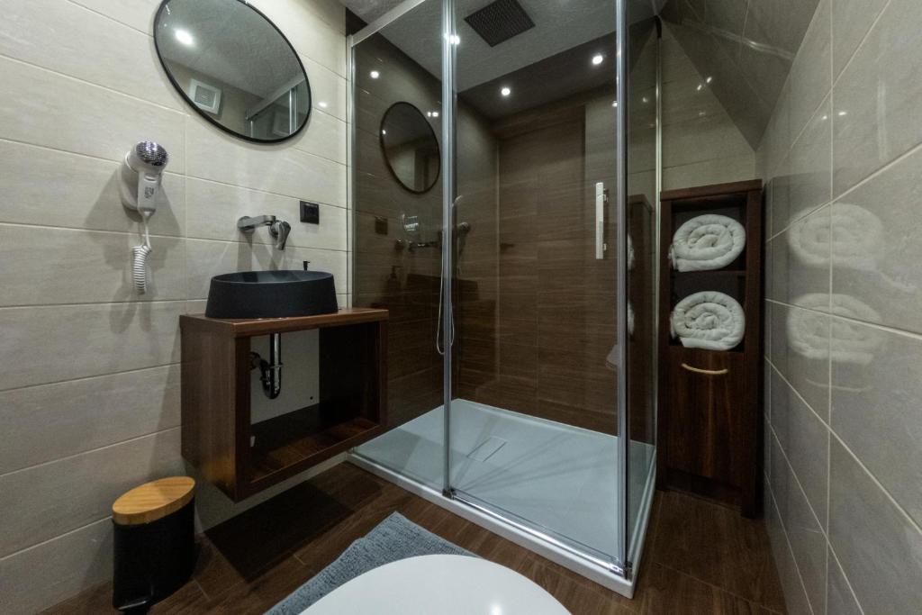 Peak Glamp & Jacuzzi - 12