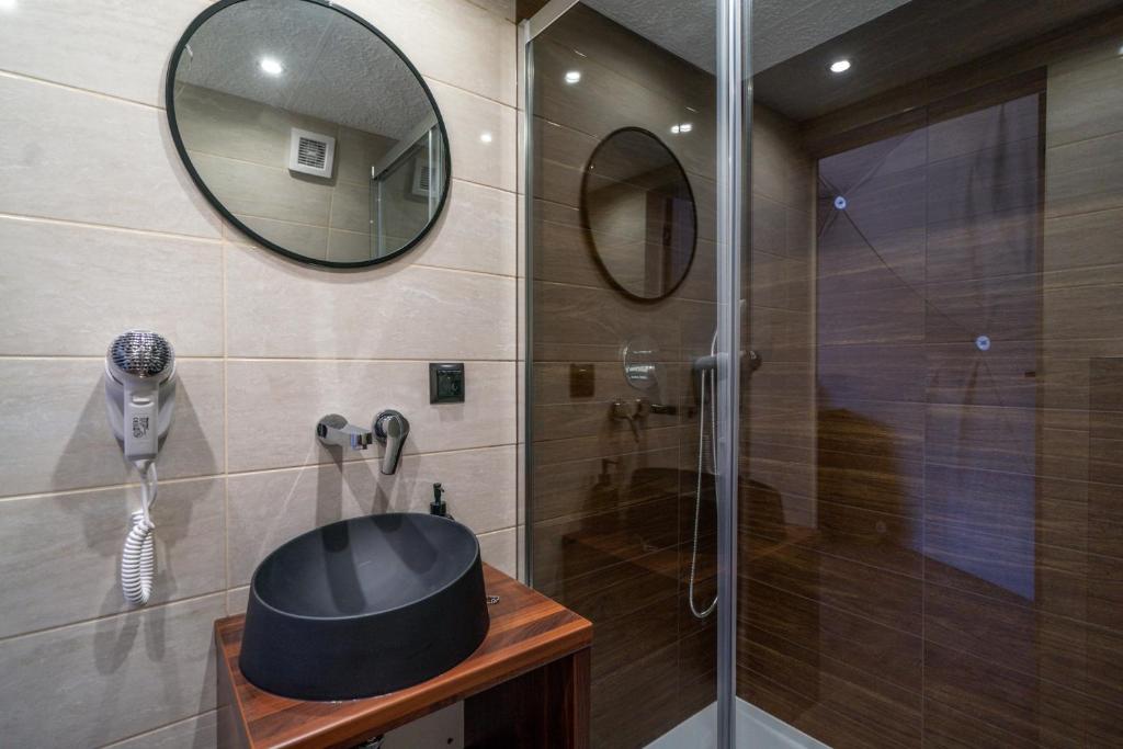 Peak Glamp & Jacuzzi - 8