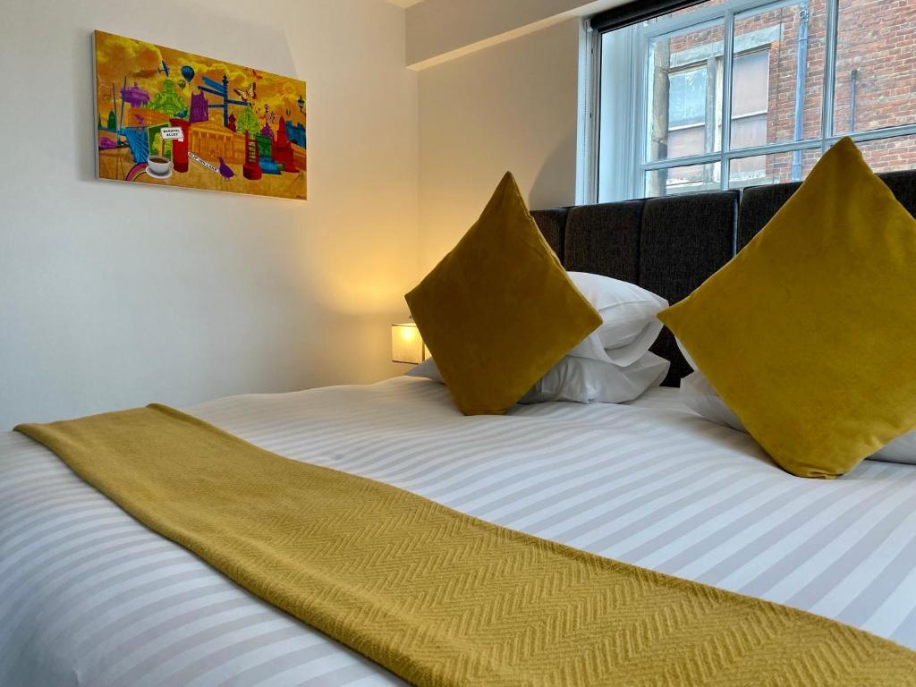 Postel nebo postele na pokoji v ubytování Crows Hotel