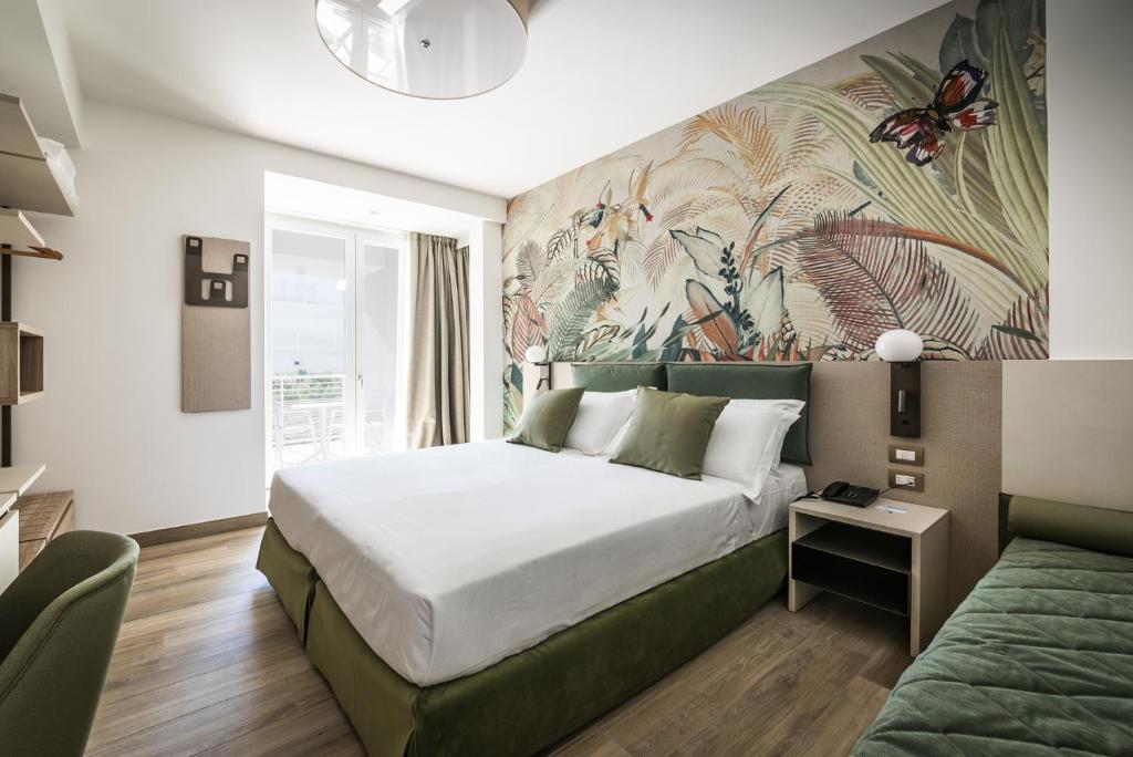 Кровать или кровати в номере Life Hotel