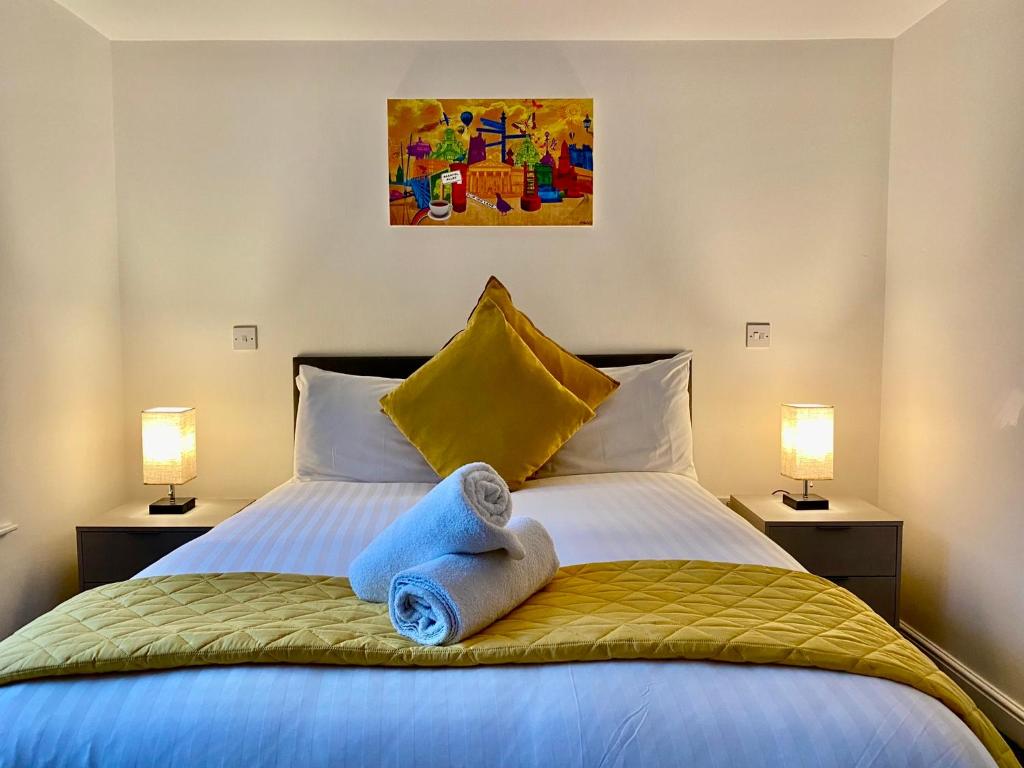 Postel nebo postele na pokoji v ubytování Crows Hotel