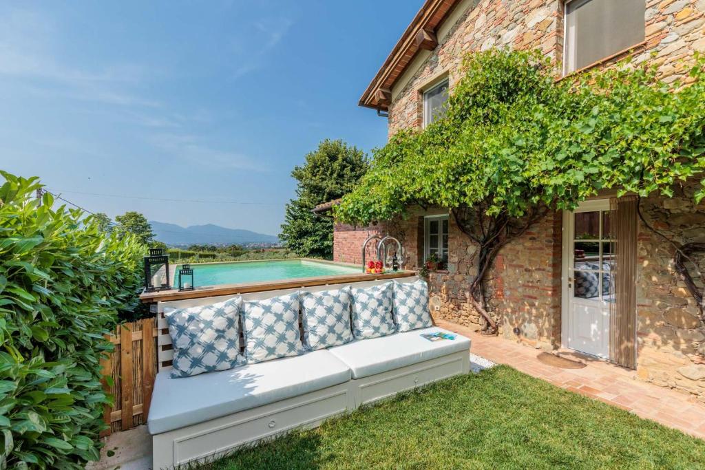 a garden with a bench and a swimming pool at Chille in Capannori