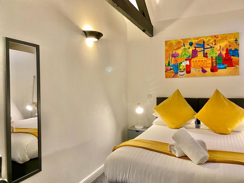 Postel nebo postele na pokoji v ubytování Crows Hotel