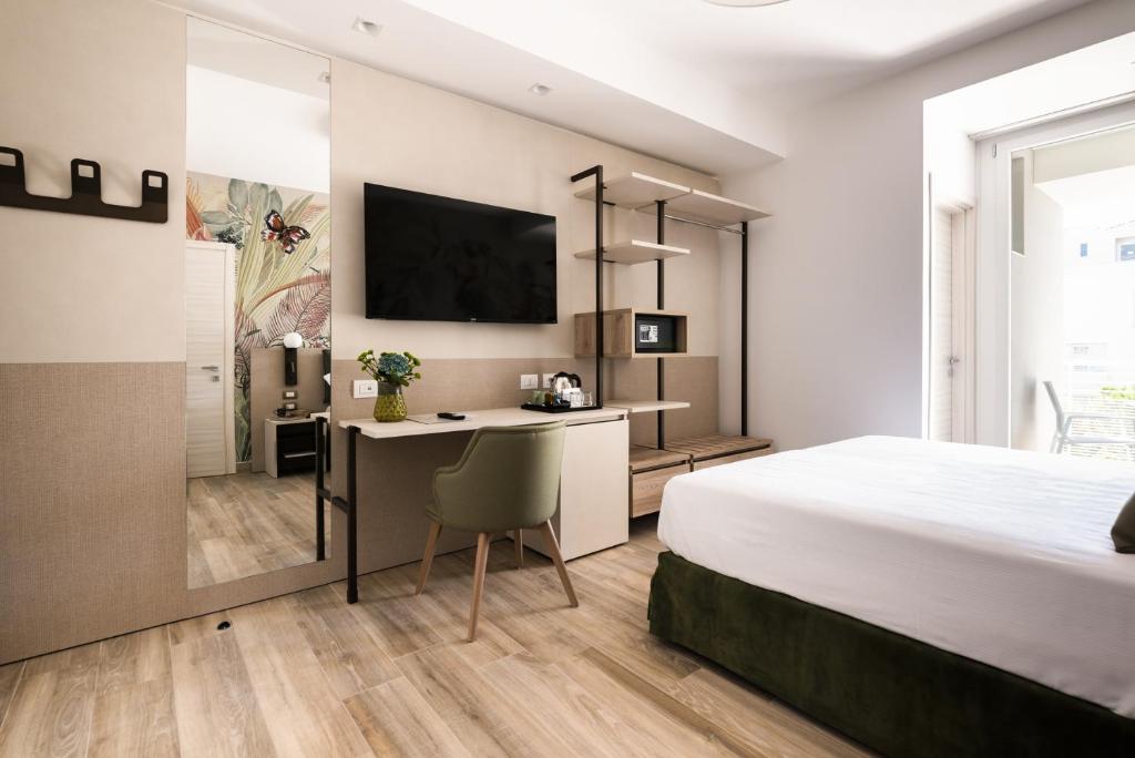 Кровать или кровати в номере Life Hotel