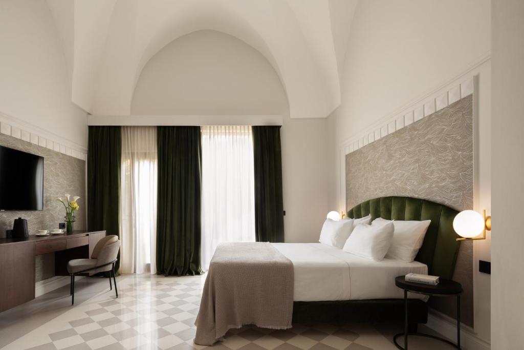 Postel nebo postele na pokoji v ubytování Patria Palace Lecce - The Leading Hotels of The World