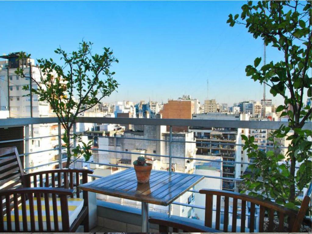 una mesa en un balcón con vistas a la ciudad en Apartment Santa Fe Plaza en Buenos Aires
