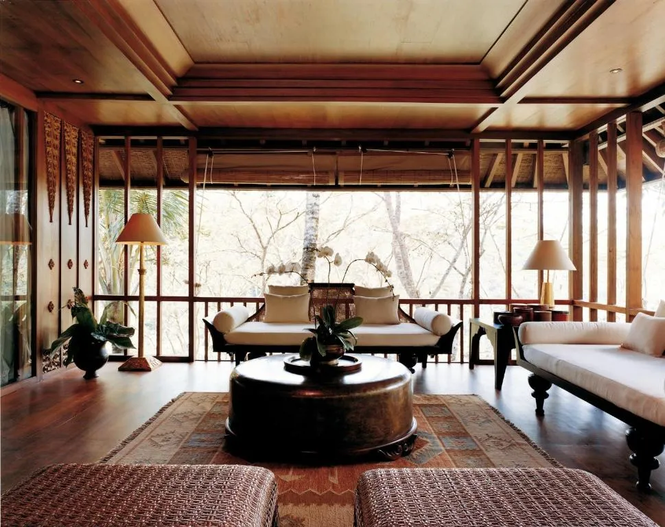 COMO Suite with Free Benefit