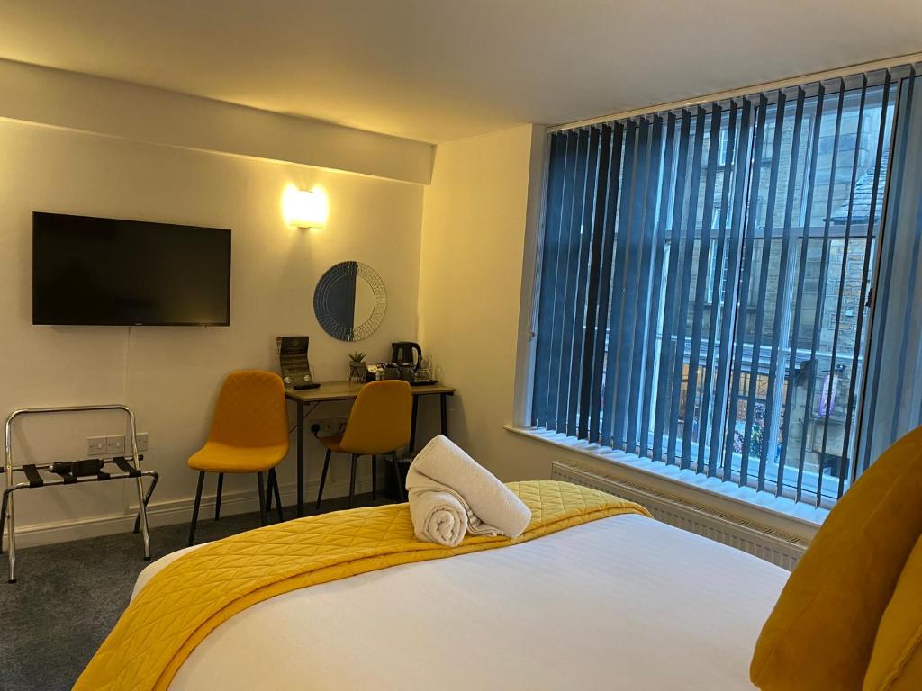 Postel nebo postele na pokoji v ubytování Crows Hotel