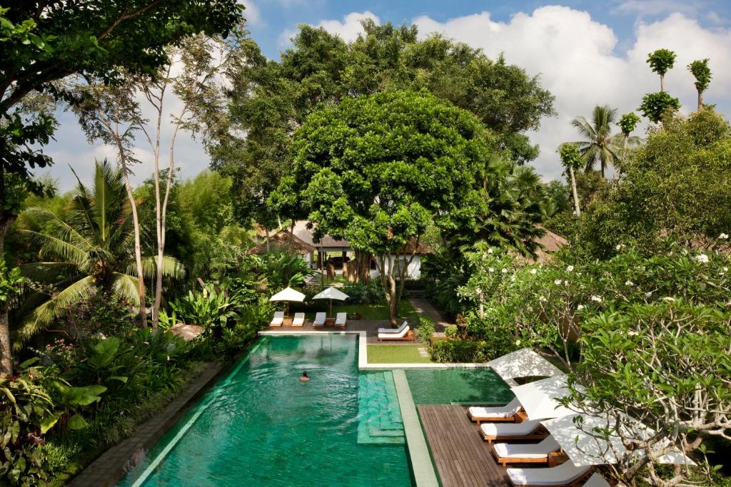 uma imagem de uma piscina num resort em COMO Uma Ubud em Ubud