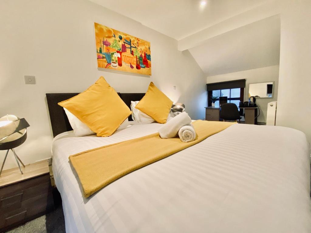 Postel nebo postele na pokoji v ubytování Crows Hotel