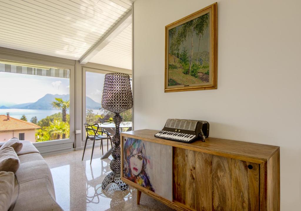 sala de estar con sofá y mesa con teléfono. en Un sogno sul lago Home Relax en Stresa