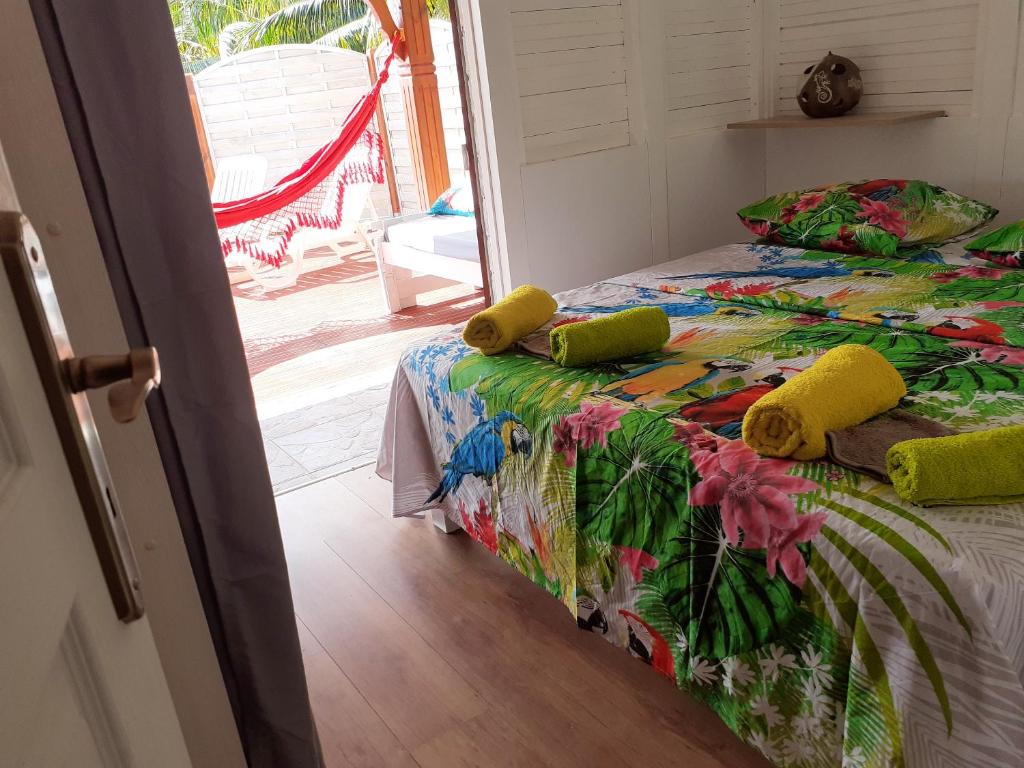 מיטה או מיטות בחדר ב-Villa de 4 chambres avec piscine privee jardin clos et wifi a Saint Francois a 7 km de la plage