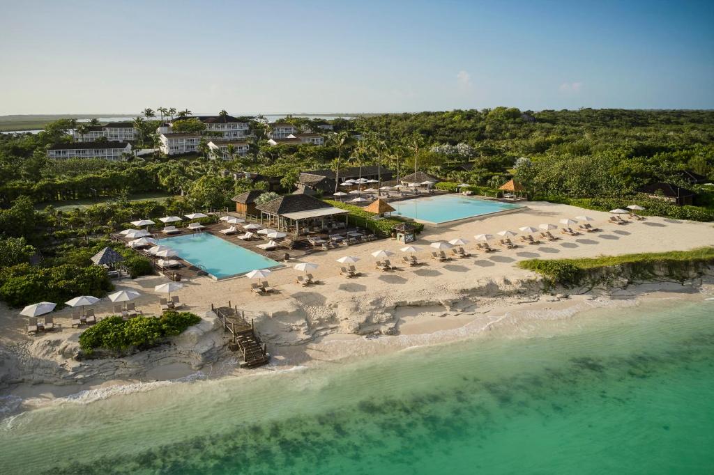 eine Luftansicht eines Resorts auf einer Insel in der Unterkunft COMO Parrot Cay in Sandy Point