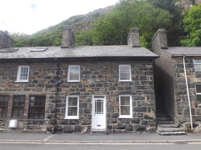 an old stone house on the side of a street at 3 bedroom cottage Tremadog square porthmadog in Tremadoc