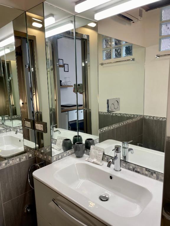 Kúpeľňa v ubytovaní JEF Apartments Fontana di Trevi Loft, Roma