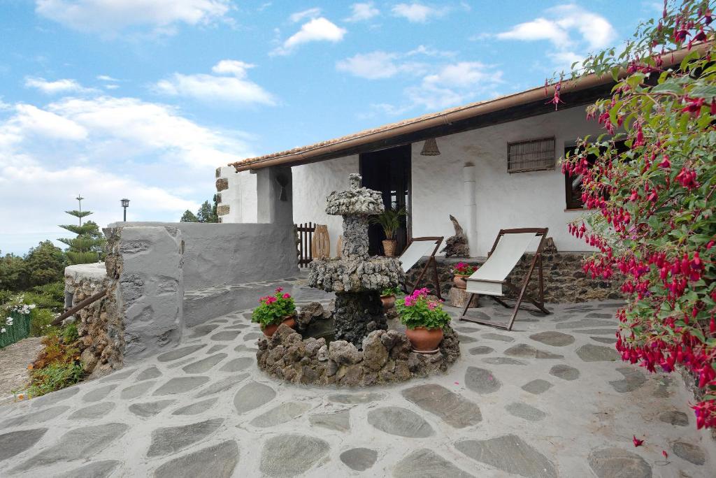 un patio con fontana di fronte a una casa di Casa Rosalía a Icod de los Vinos