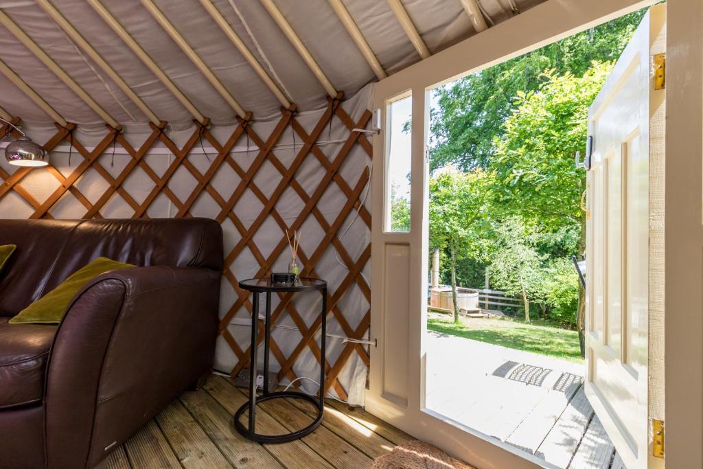 Posezení v ubytování Yurt with Hot Tub near Hartington, Peak District